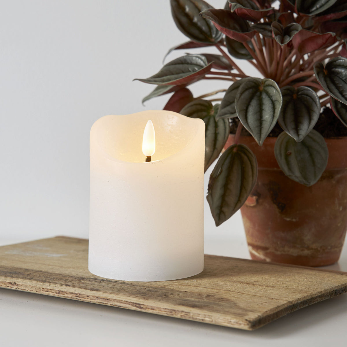LED Echtwachs-Kerze Weiß, 3 Größen, Timerfunktion, Naturgetreue Flamme, Innenbereich