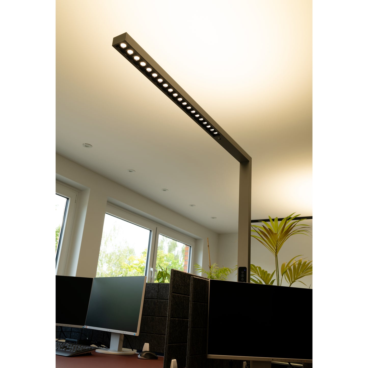 LED-Schreibtisch-Stehleuchte mit Touch Display, 70Watt, Neutralweiß, 9800lm, PIR & Tageslicht-Sensor