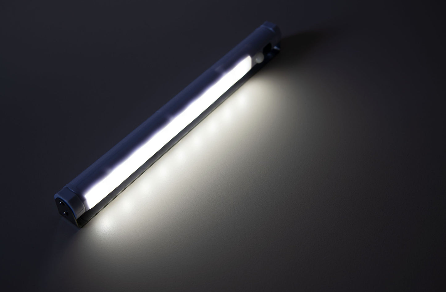 LED-Unterbauleuchte mit Bewegungsmelder, in 2 Lichtfarben, 3000 K, 6000K, 9 SMD LEDs, 100 Lumen, 30.000 Stunden Lebensdauer, Batteriebetrieben, Metallrahmen