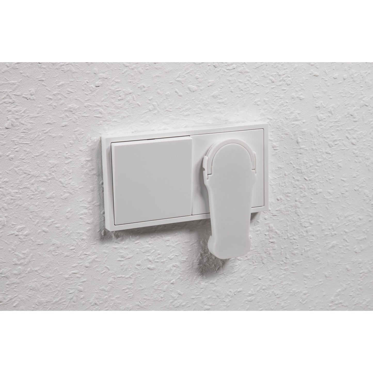 Extra Flacher Wiederanschließbarer Schutzkontakt-Winkelstecker, 250V/16A, Schwarz/Weiß