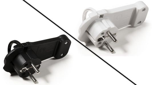 Extra Flacher Wiederanschließbarer Schutzkontakt-Winkelstecker, 250V/16A, Schwarz/Weiß