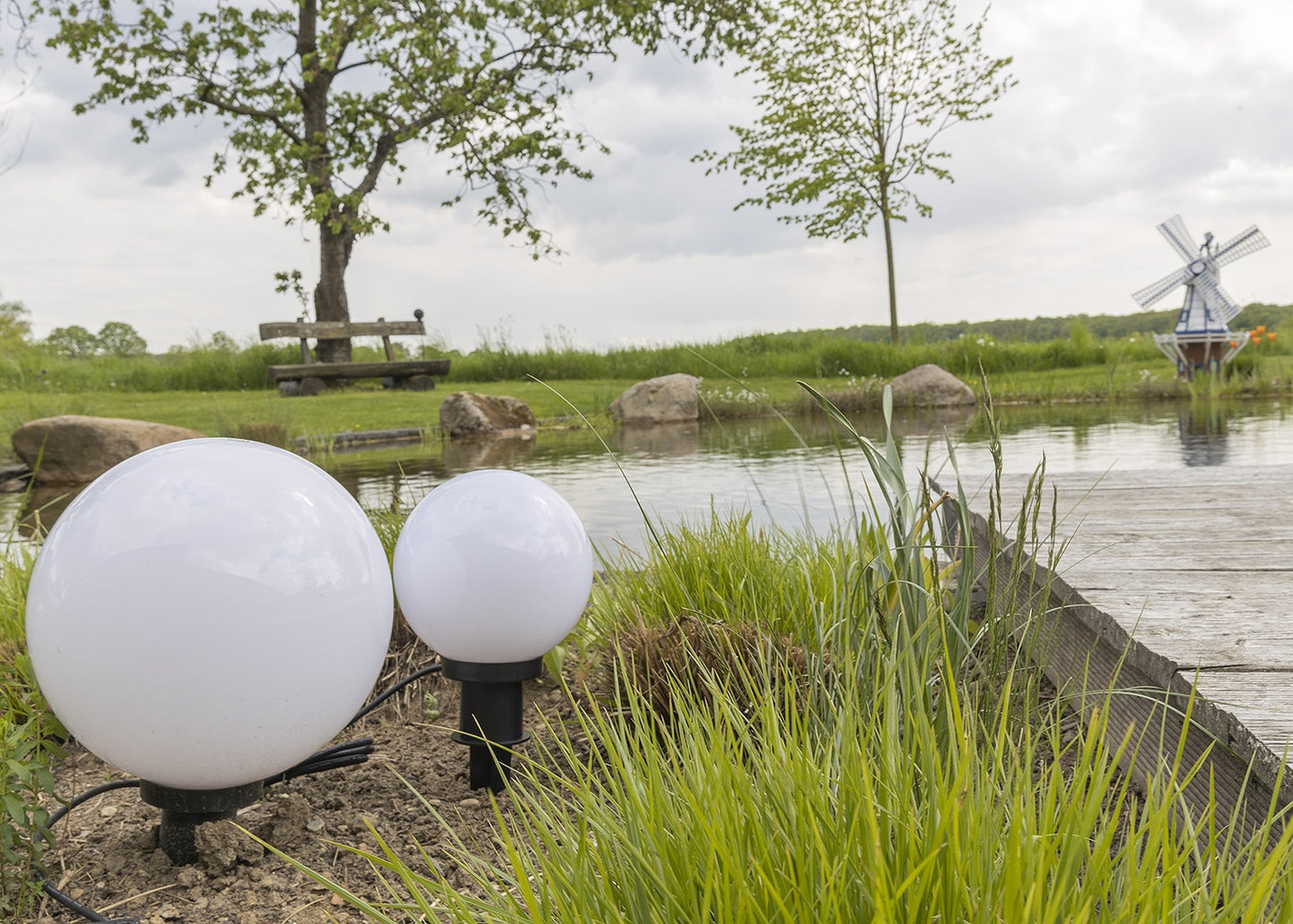 Trano Garten Kugelleuchte Ø30cm mit Erdspieß IP44, 230V, E27 Fassung, 1,5m Kabel – wetterfest, hitze- & frostbeständig