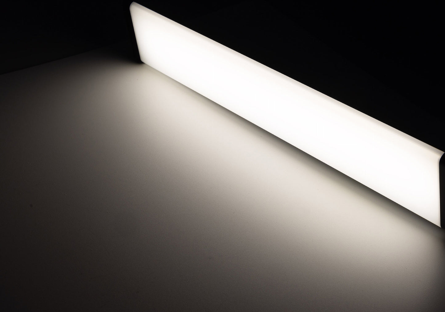 LED Unterbauleuchte schwarz mit USB A+C PD, 60cm, Neutralweiß und warmweiß