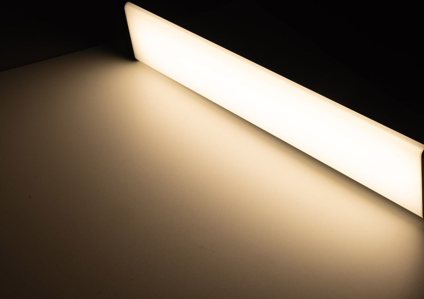 LED Unterbauleuchte schwarz mit USB A+C PD, 60cm, Neutralweiß und warmweiß