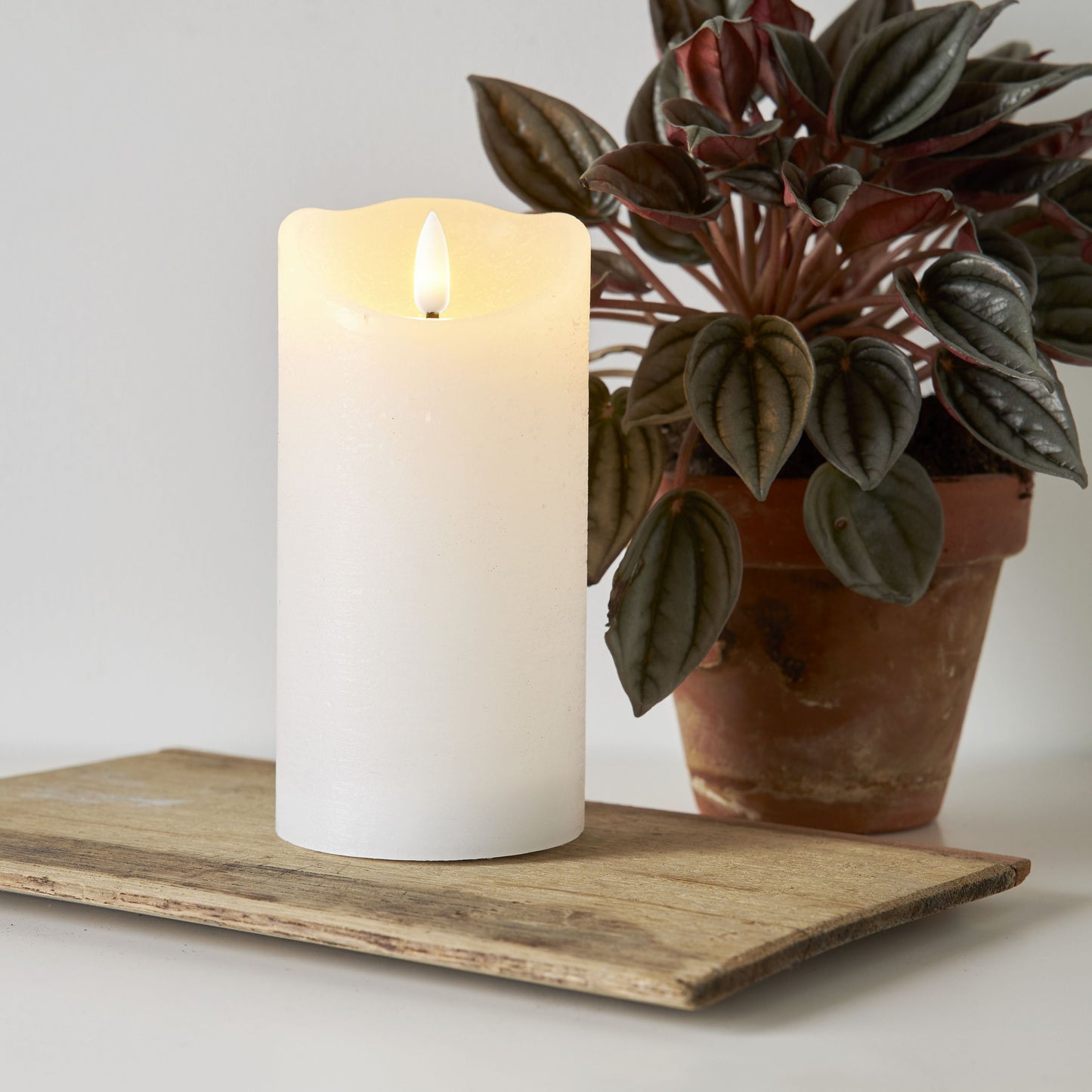 LED Echtwachs-Kerze Weiß, 3 Größen, Timerfunktion, Naturgetreue Flamme, Innenbereich